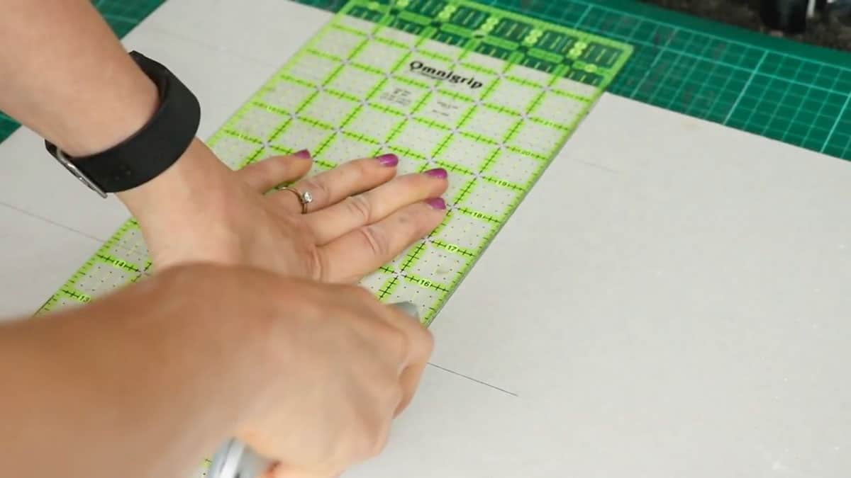 Scoring plasterboard with a stanley knife