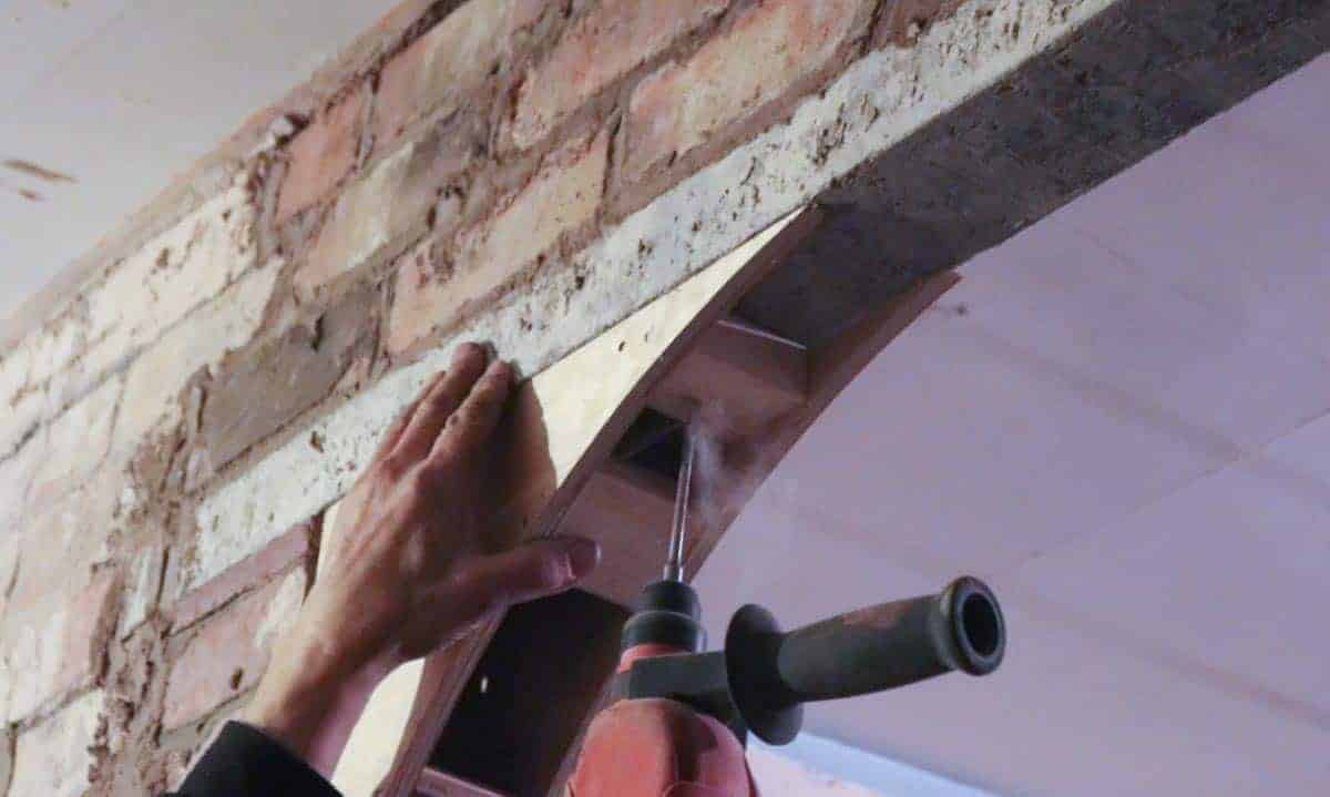 Fixing plastering arch to lintel