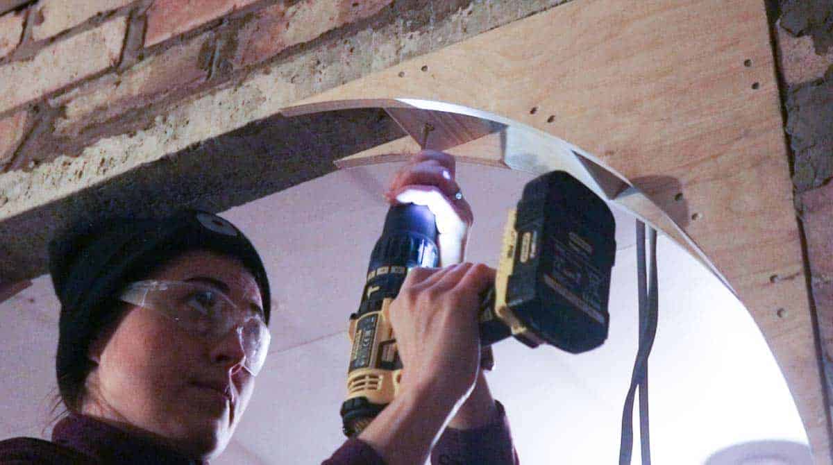 Screwing arch to lintel with normal screw and splint