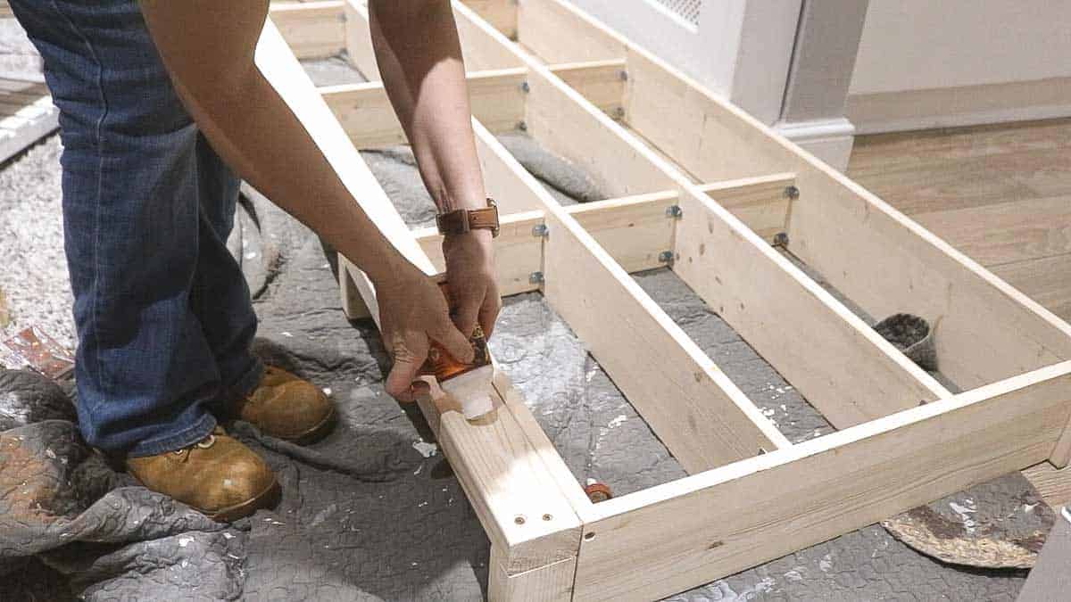 Gluing on mitred architrave