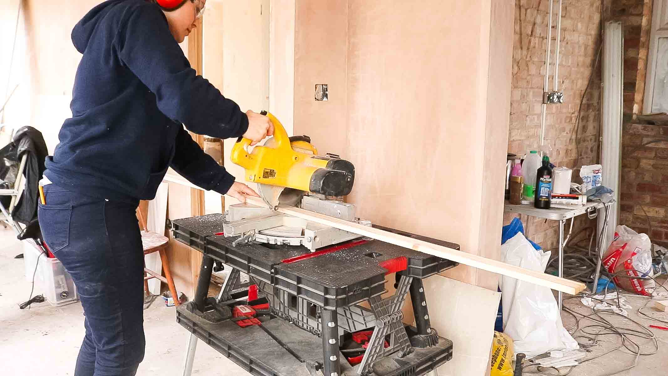 Cross cutting architrave with dewalt mitre saw