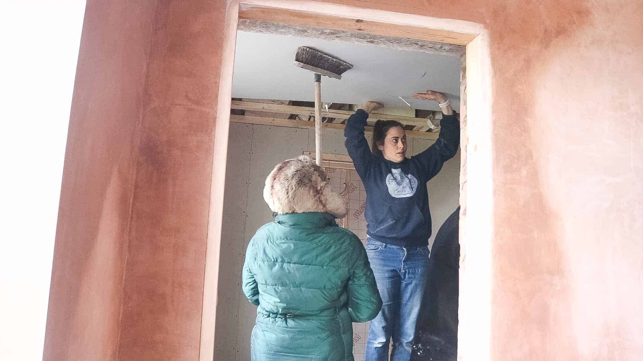 propping up plasterboard before screwing