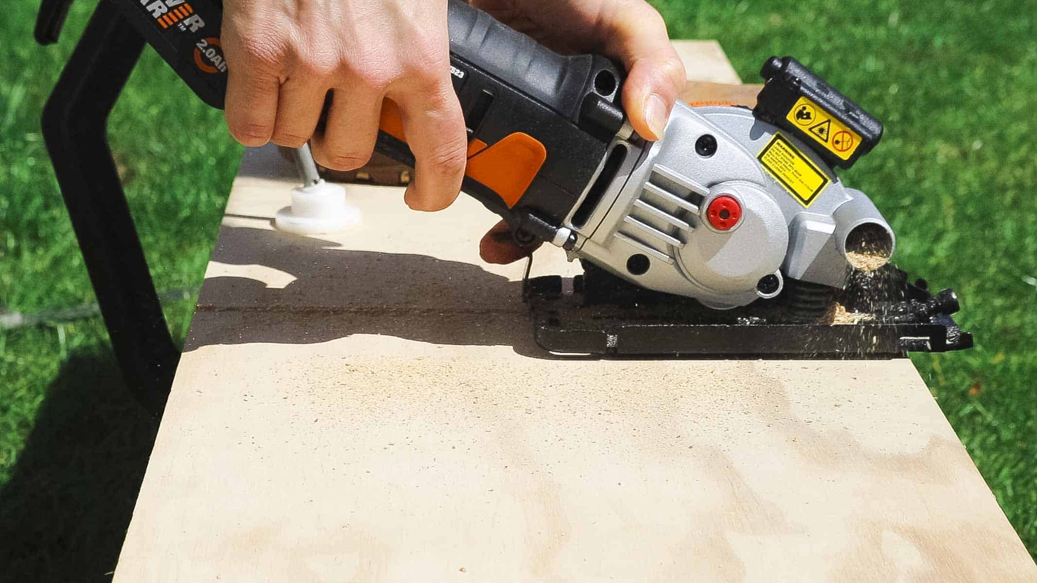 Cross cutting through 13mm plywood with a Worx cordless compact mini circular saw