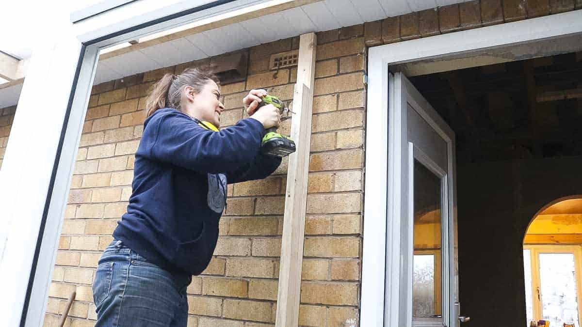Screwing structural timber to brickwall on house