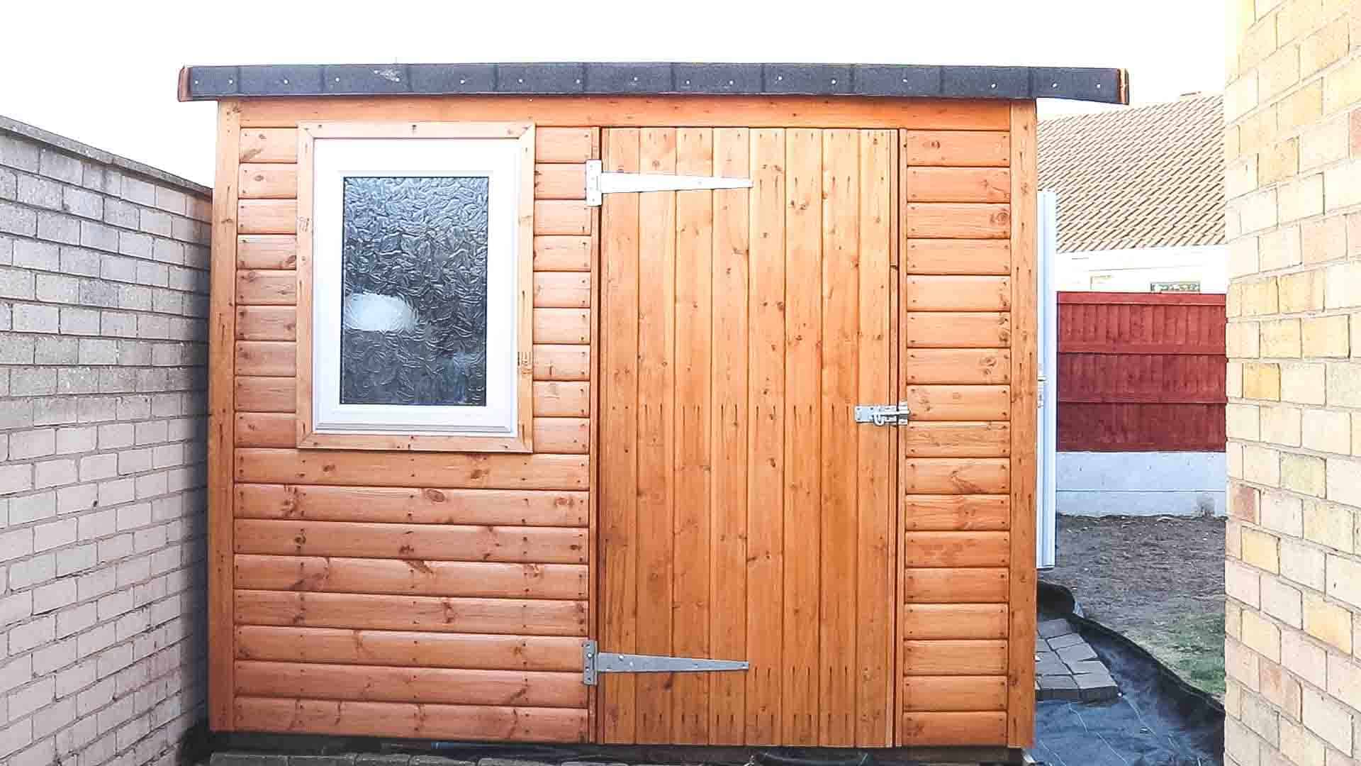 Seite einer verkleideten Sommerhaustür im Stil eines Drehtors mit Streben