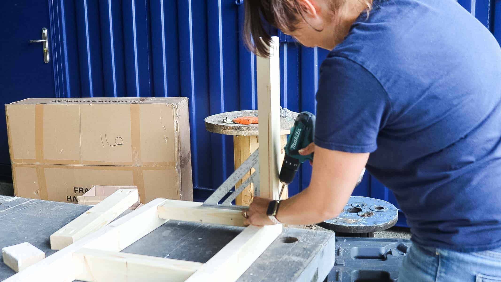 Getting right angles while screwing timber