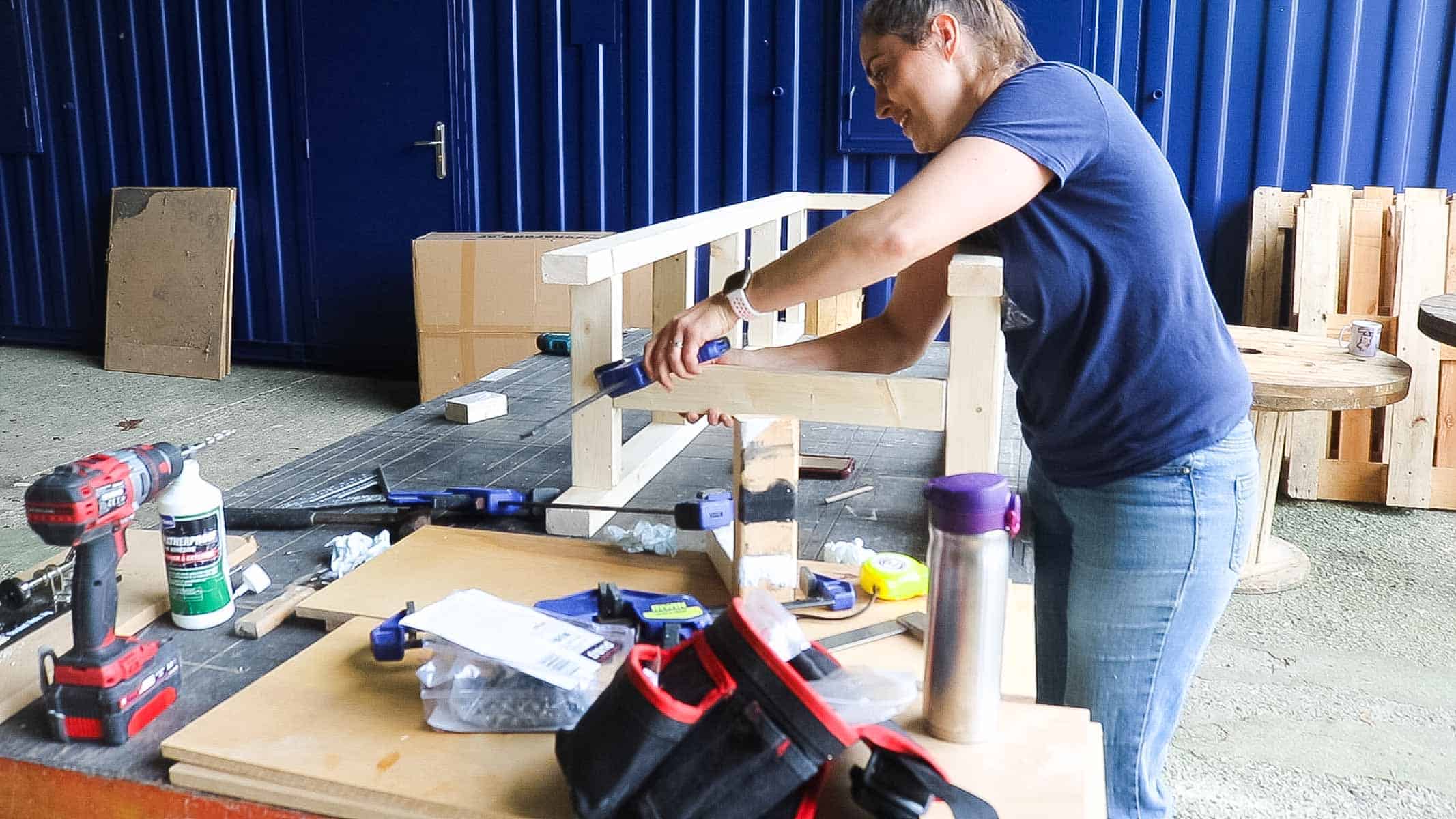 Clamping bookcase supports