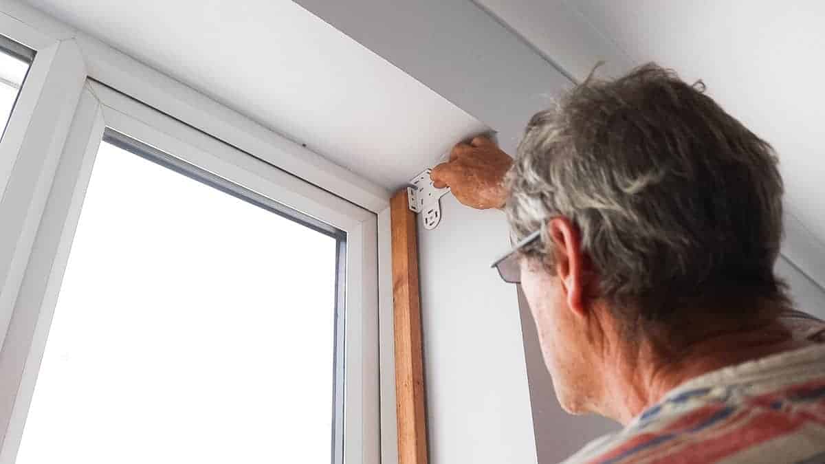 using scrap wood as a positioner for double roller blinds brackets