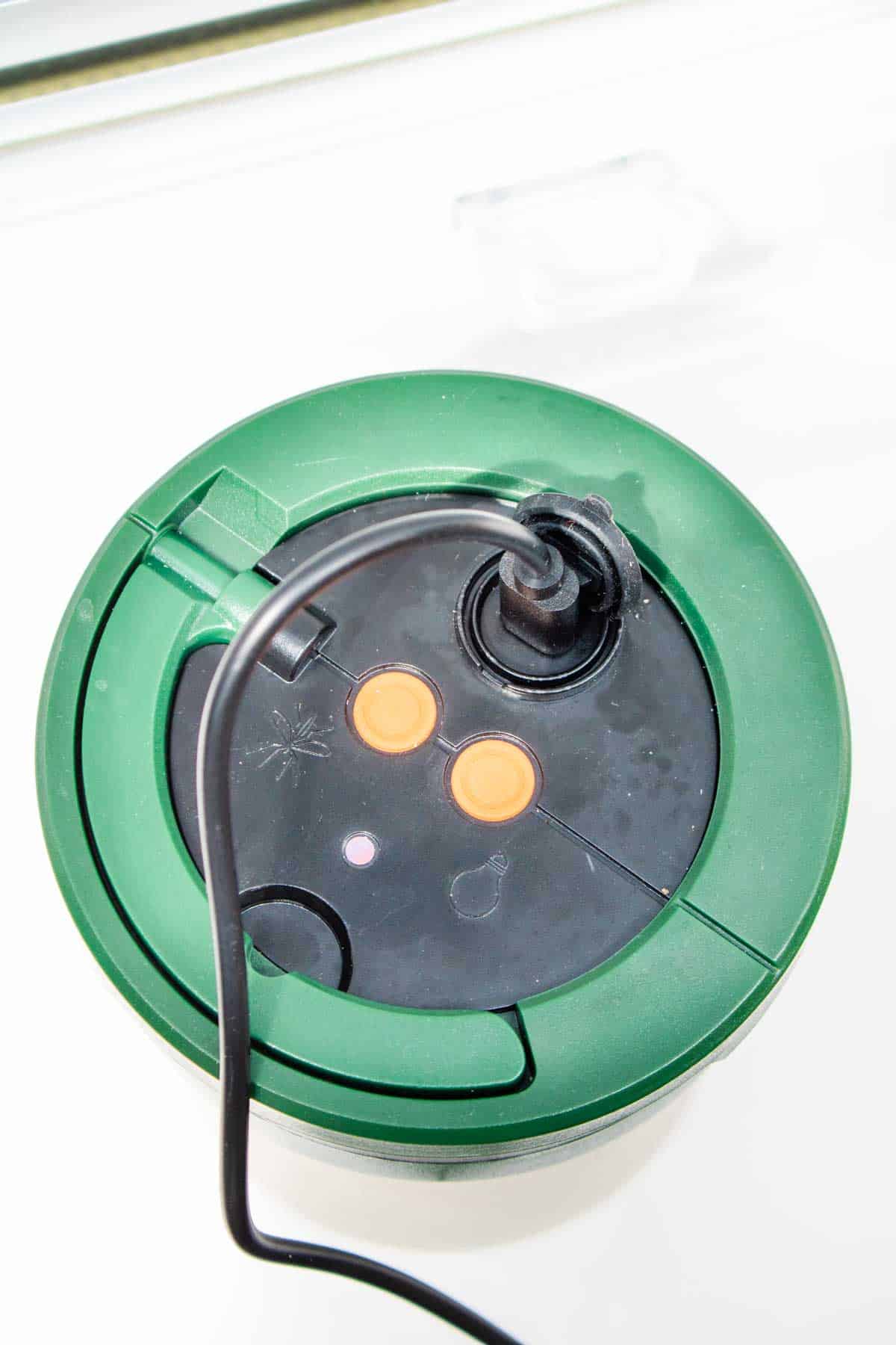 Red light charging mode on the Insect o Cutor flykilling lamp