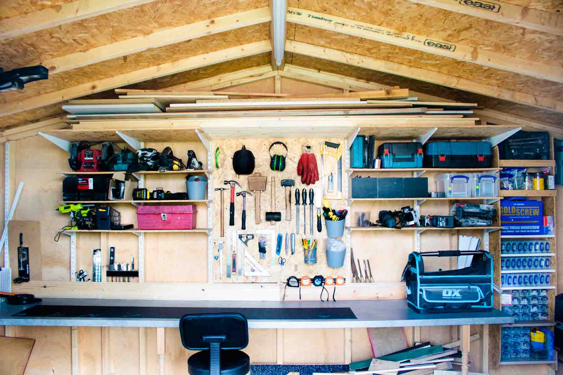 Organize your tools on an enhanced pallet shelf