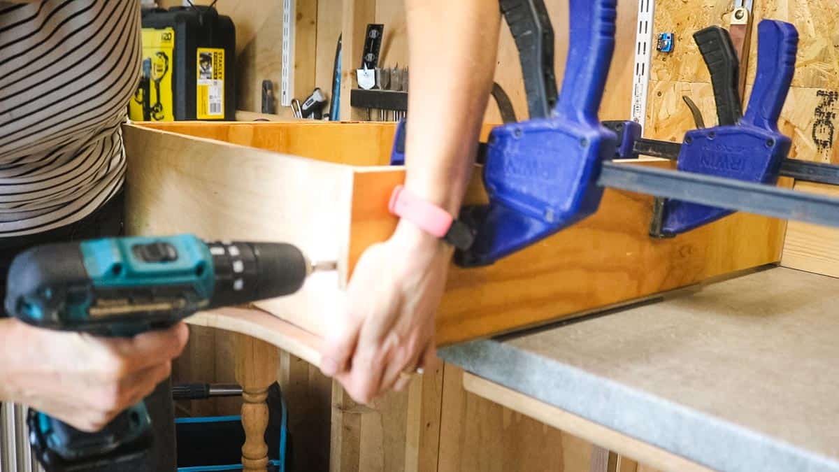 Screwing a drawer box together