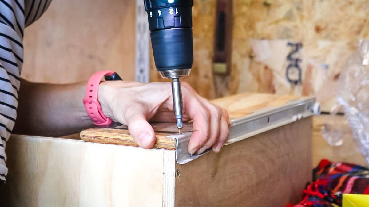 Screwing euro slide rail at the bottom of an easy drawer DIY